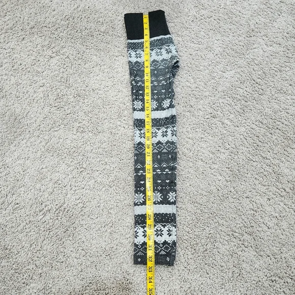 Women's Snowflake Pattern Leggings - Picture 7 of 8